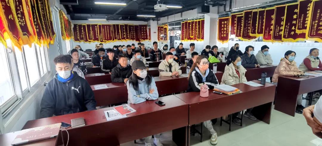 一批来自各地的新学员聚集在星航道教练培训基地