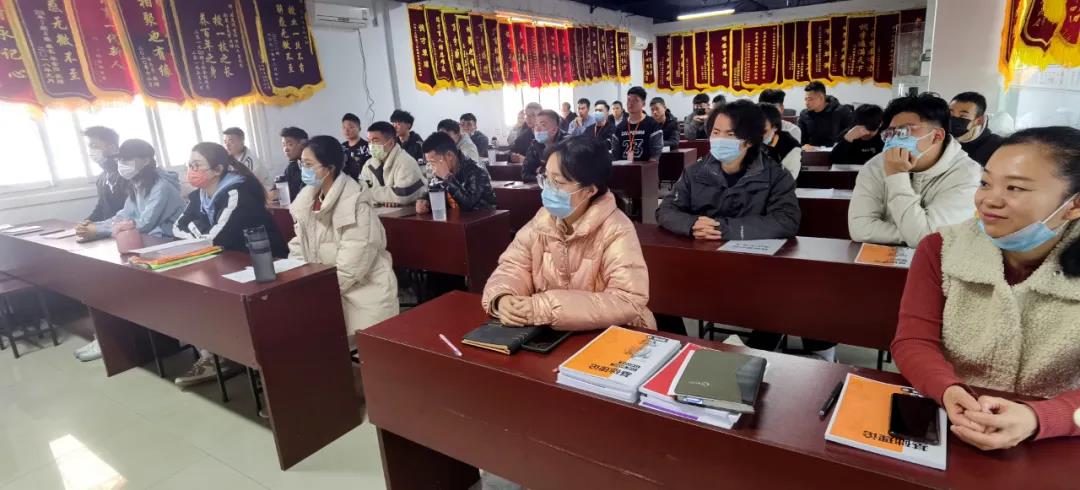 一批来自各地的新学员聚集在星航道教练培训基地