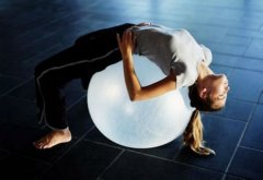 如何选购和练习瑜伽健身球