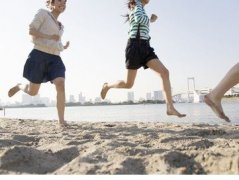 跟英国人一起进行沙上跑健身